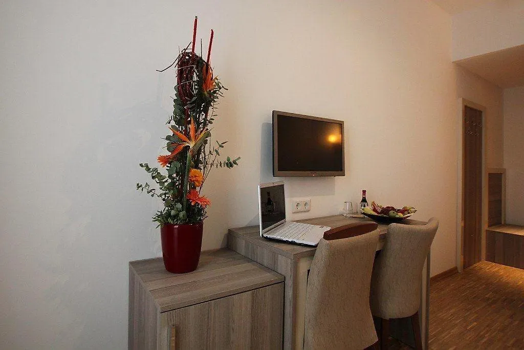 Hotel Kavun Munich 3*,